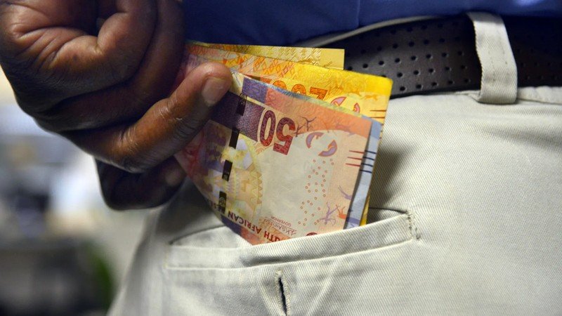 Zimbabwean man slapped with R50,000 fine for trying to bribe Limpopo cops with R50