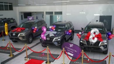 Sir Wicknell blesses Baba Manyeruke, Mai Charamba & Leonard Zhakata with new cars