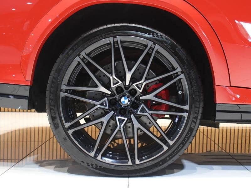 Sir Wicknell Chivayo honors soccer legend Peter Ndlovu with a luxury BMW
