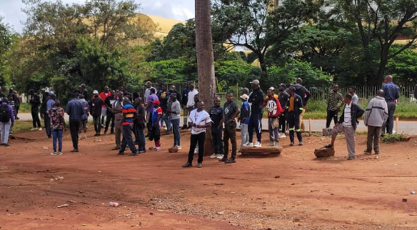 Zimbabwean protesters defy police